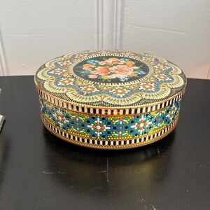 English Floral Decorative Round tin